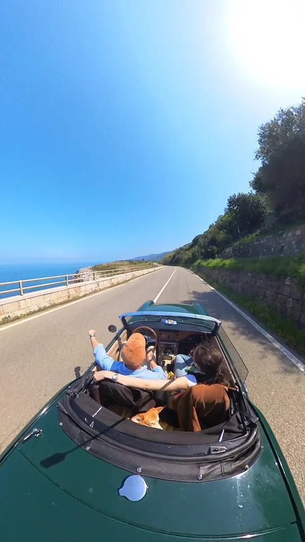 La Spitfire a cielo aperto sulla strada costiera