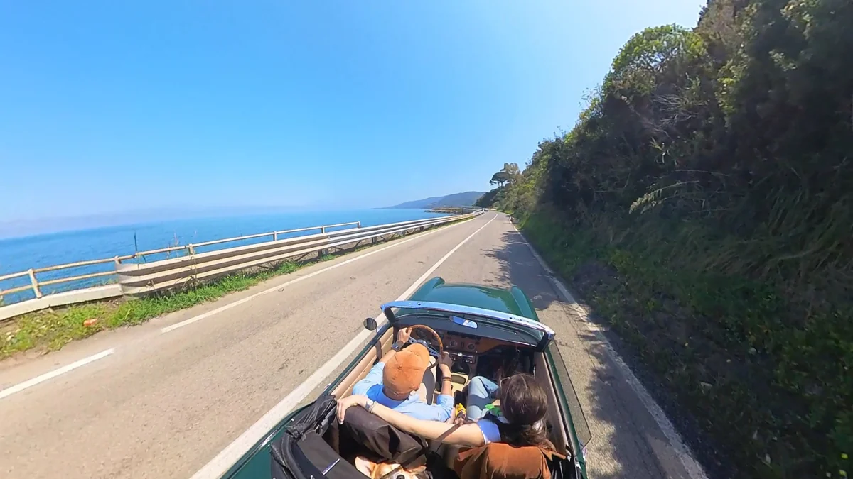 La Spitfire aperta in viaggio lungo la costa