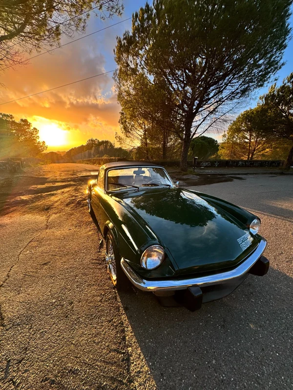 La Triumph nella luce del tramonto